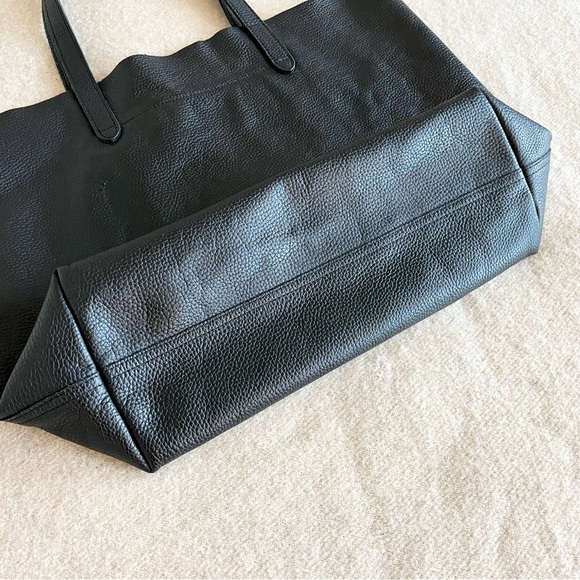 Cuyana classic tote in black pebbled leather - Picture 3 of 9